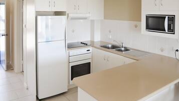 Een koelkast, een magnetron, een oven, een kookplaat