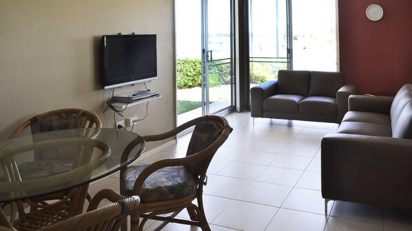Dining - Fairholme 5 - Opposite the Lake! (Tuncurry)