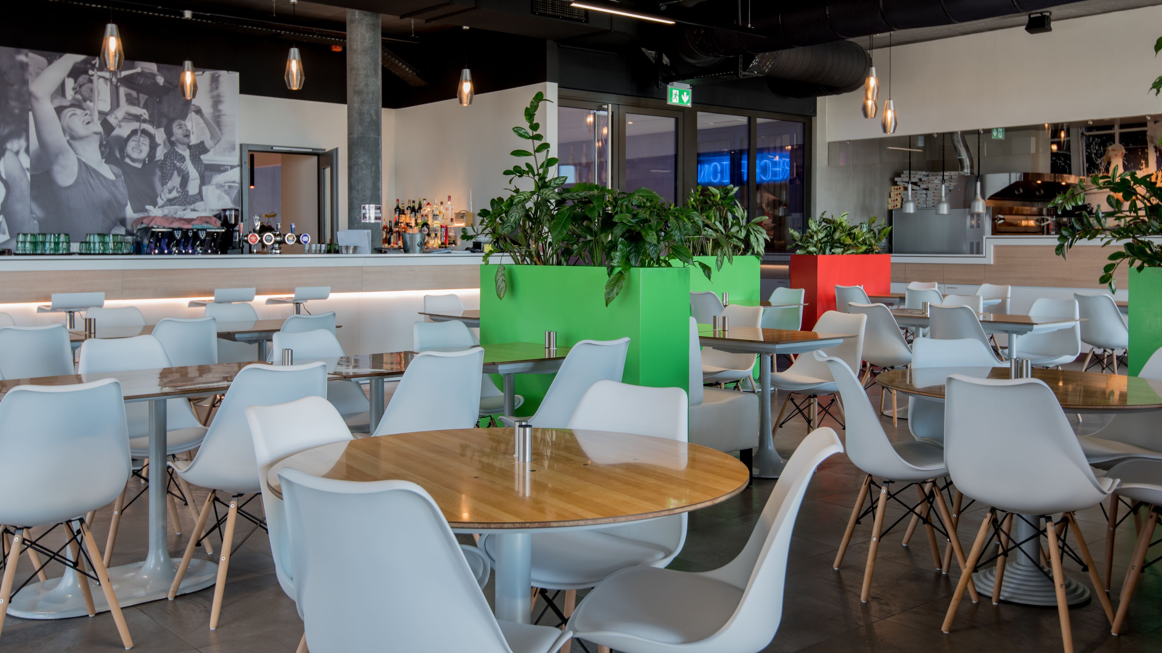 供應早餐、午餐、晚餐；地中海菜；室外用餐