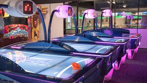 Game room - The Bowling Hotel (Signy-Avenex)