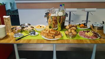 Morgenmadsbuffet hver dag (12 CHF pr. person)