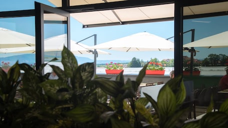 Melayani sarapan, makan siang, makan malam; dengan santap malam alfresco