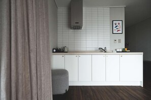 Fridge, coffee/tea maker, electric kettle - Hotel Seogwipean (Seogwipo)