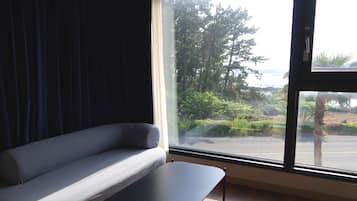 Phòng đôi Deluxe | Bộ đồ giường cao cấp, nệm cao su hoạt tính (memory foam)