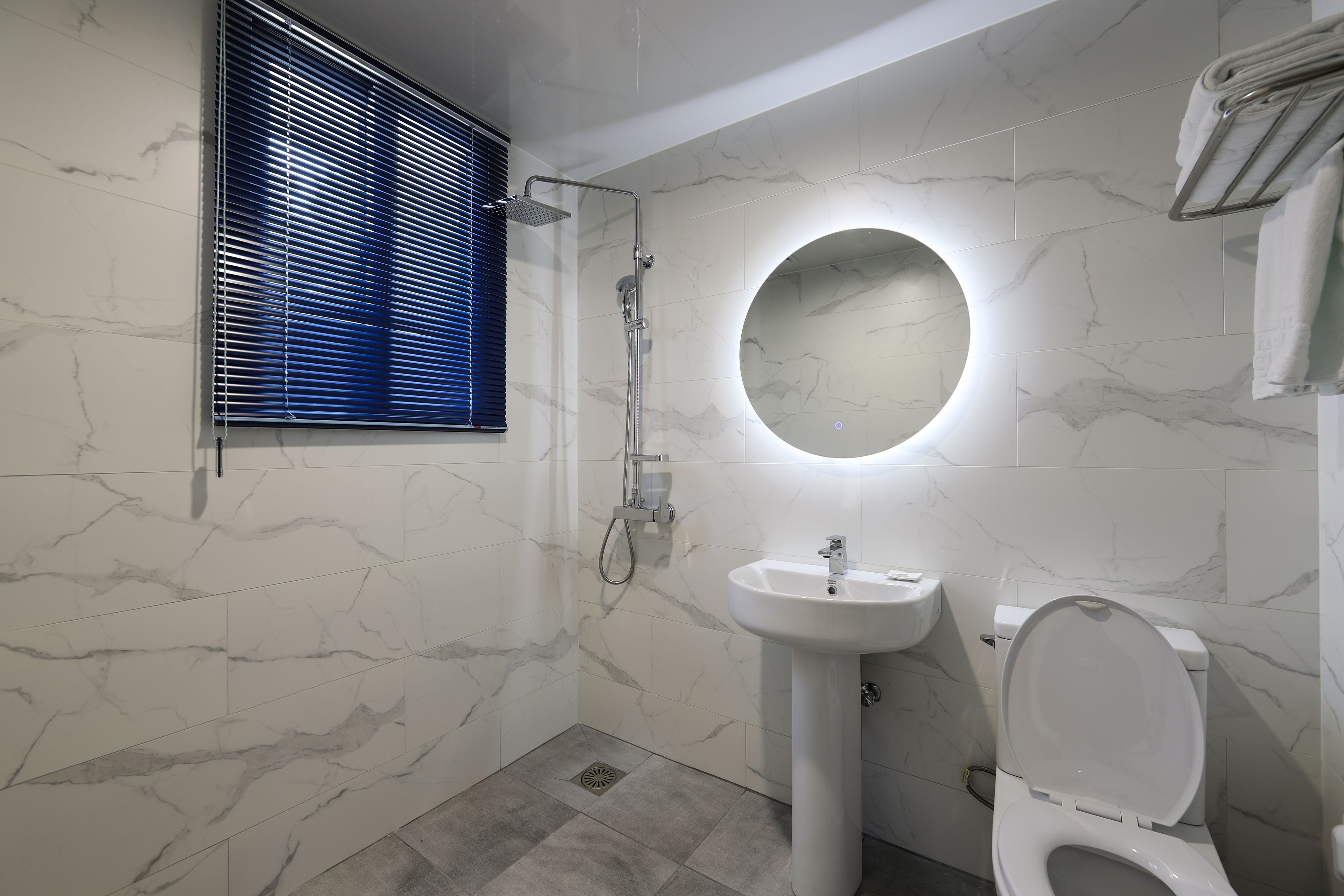 deluxe double room | bathroom | shower, free toiletries, hair dryer, slippers