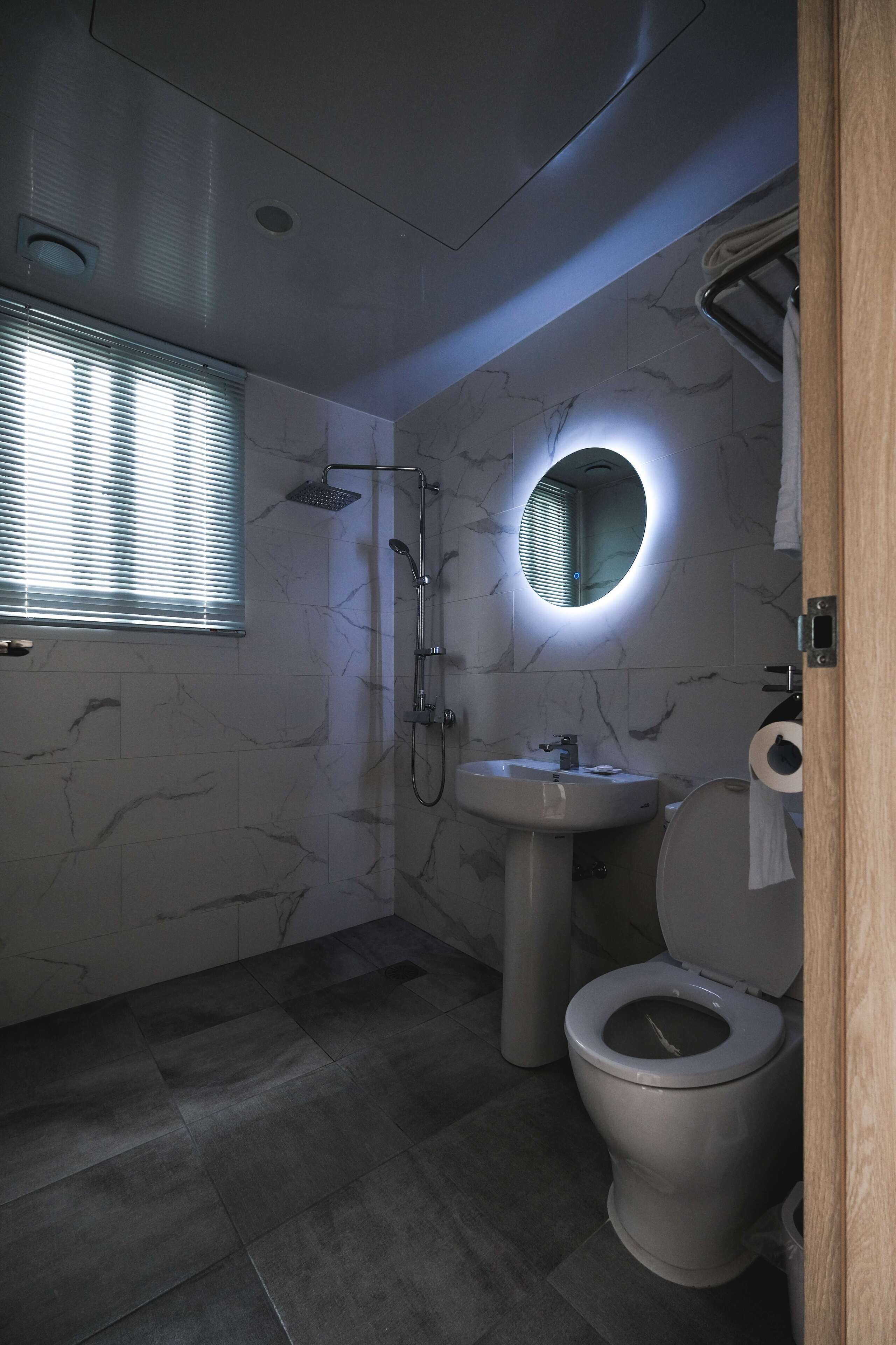 ondol room | bathroom | shower, free toiletries, hair dryer, slippers