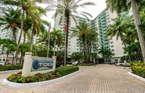 Exterior - Beachfront Apt | Hollywood, 10th Floor + Pool (Hollywood)