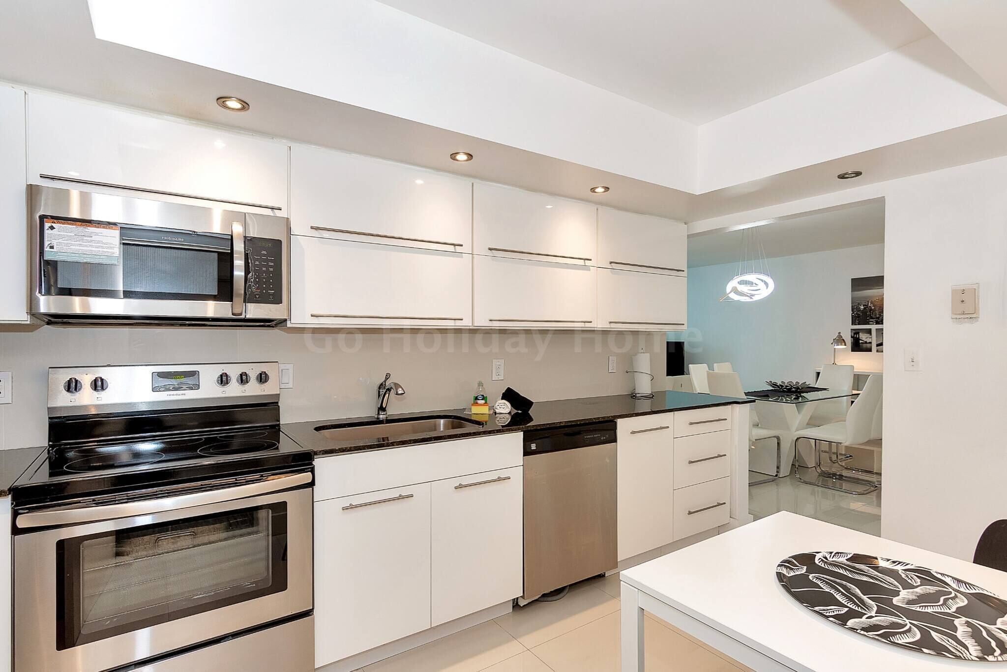 Refrigerador, microondas, horno y lavavajillas 