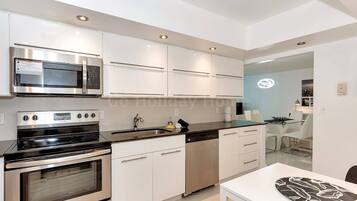 Refrigerador, microondas, horno y lavavajillas