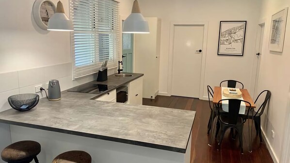 微波爐、焗爐、餐桌