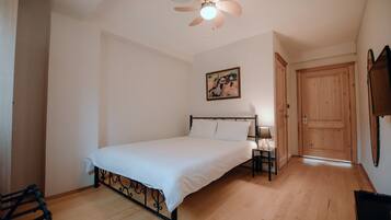 Habitación clásica | Espacio para trabajar con laptop y cortinas blackout