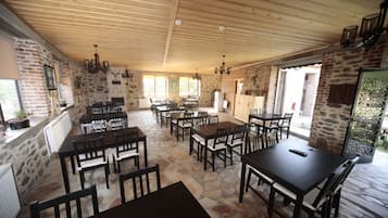 Se sirven desayunos, comidas y cenas