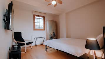 Habitación clásica | Espacio para trabajar con laptop y cortinas blackout