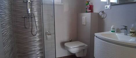 Combined shower/tub, free toiletries, hair dryer, towels