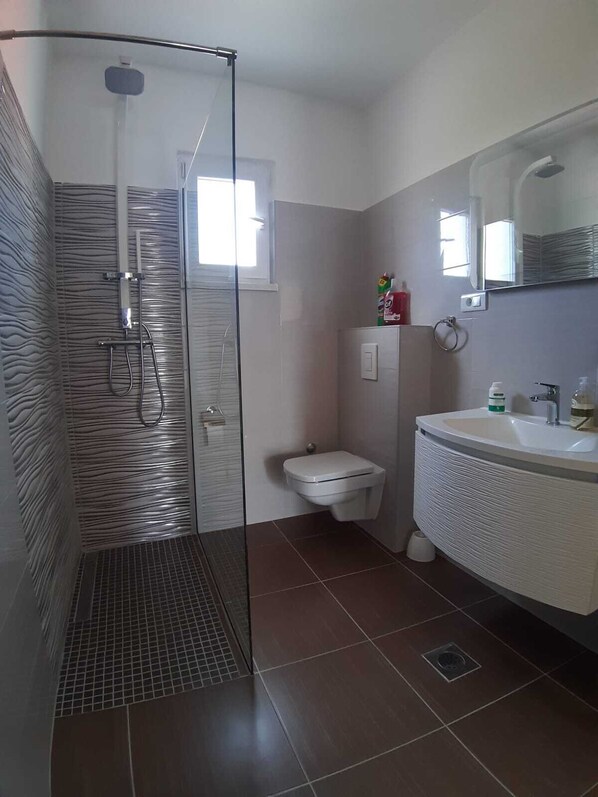 Combined shower/tub, free toiletries, hair dryer, towels