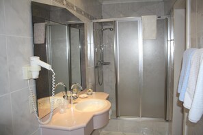 Shower, hair dryer, towels, toilet paper - Pension Allebrodt (Lennestadt)