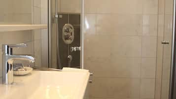 Douche, sĂšche-cheveux, serviettes fournies, papier toilette