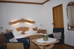 Apartment (Schlossblick) | Minibar, desk, iron/ironing board, rollaway beds - Pension Allebrodt (Lennestadt)