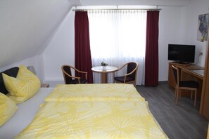 Minibar, desk, iron/ironing board, rollaway beds - Pension Allebrodt (Lennestadt)