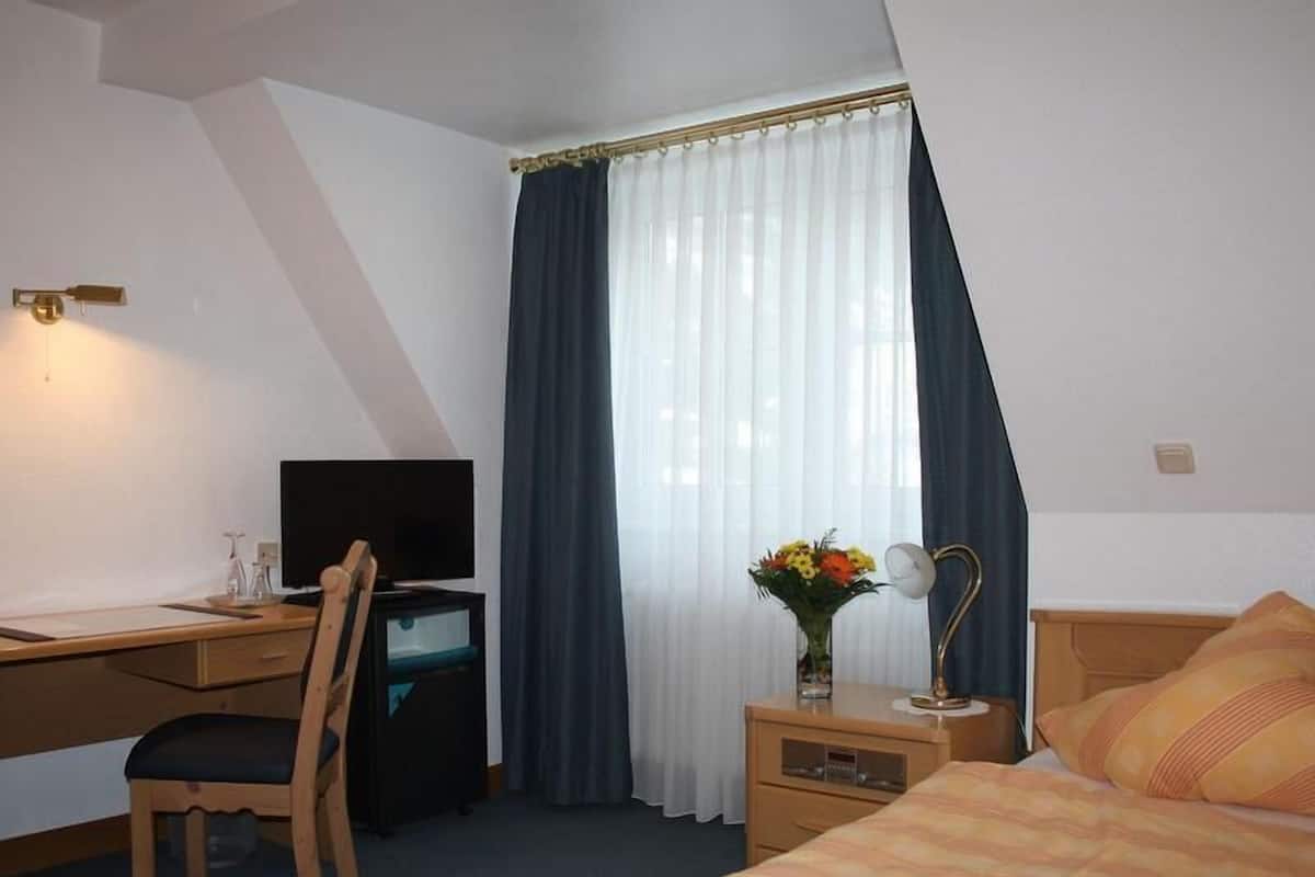 1 bedroom, minibar, desk, iron/ironing board