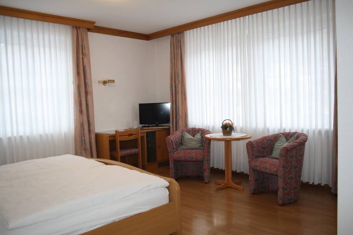 Double Room | Minibar, desk, iron/ironing board (on request)