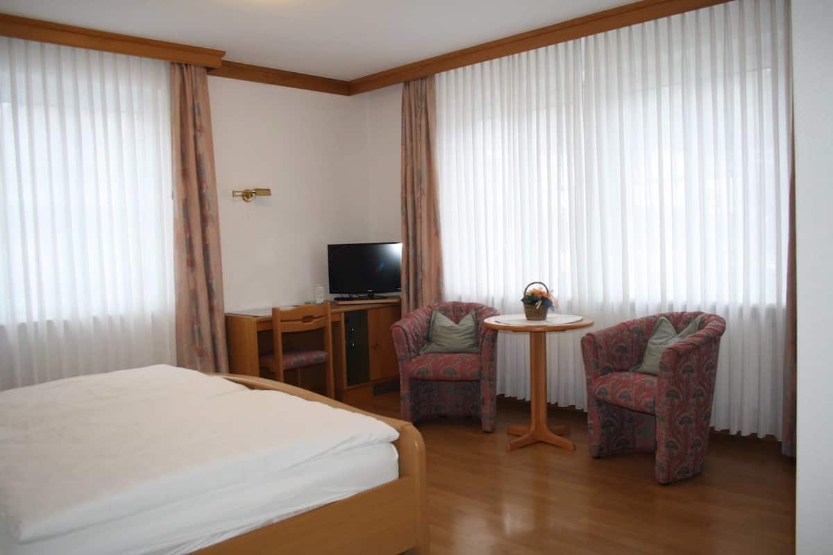1 bedroom, minibar, desk, iron/ironing board