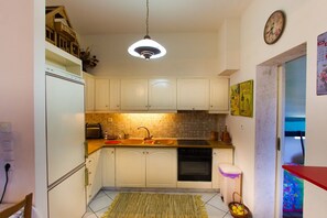 ثلاجة، ميكروويف، فرن، ماكينة لصنع القهوة/الشاي