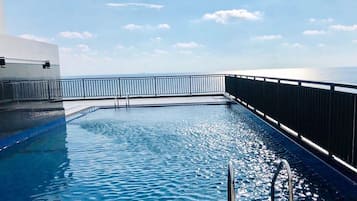 室外游泳池和頂樓游泳池