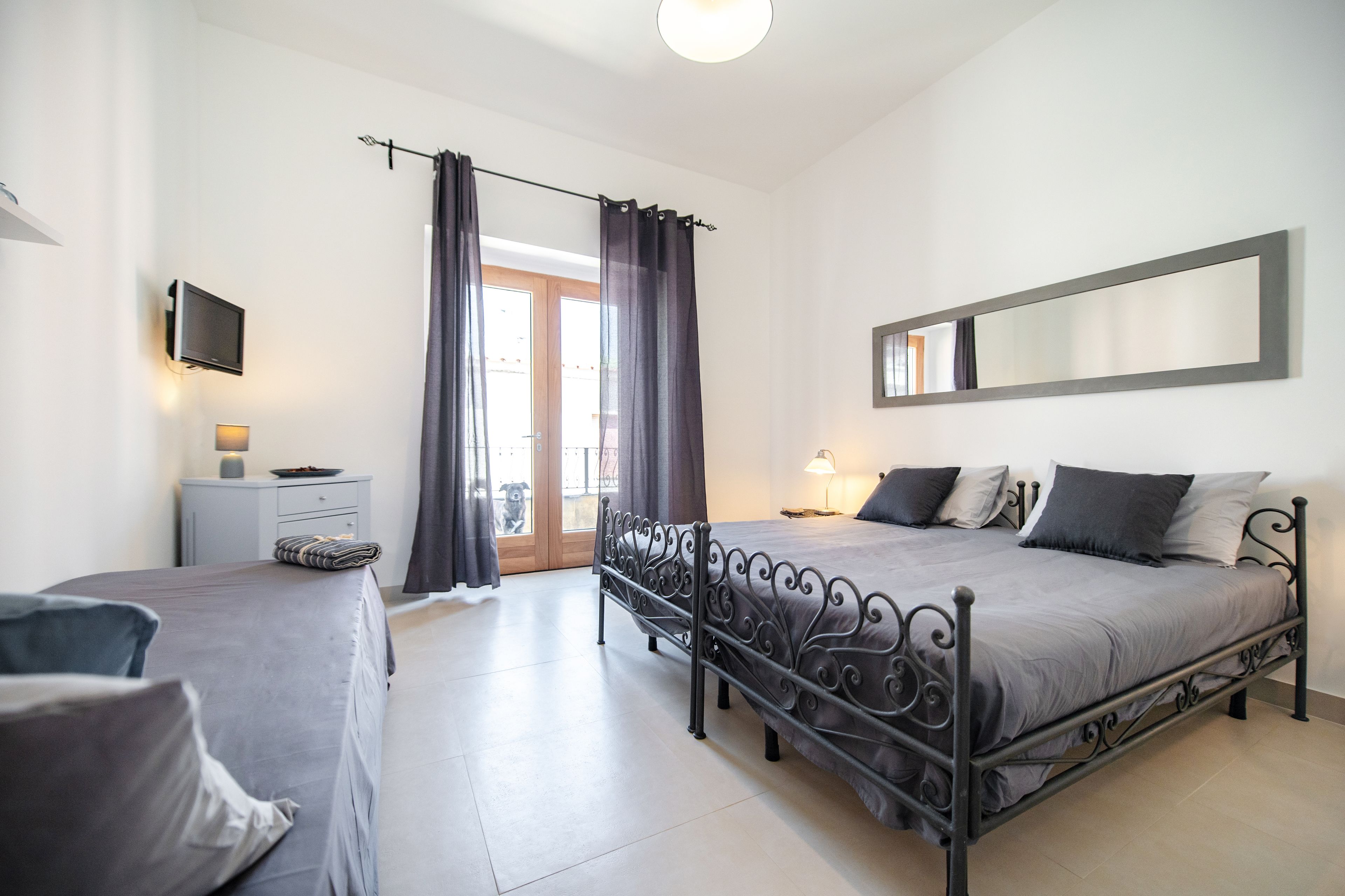 Classic-Dreibettzimmer | Hochwertige Bettwaren, Daunenbettdecken, laptopgeeigneter Arbeitsplatz