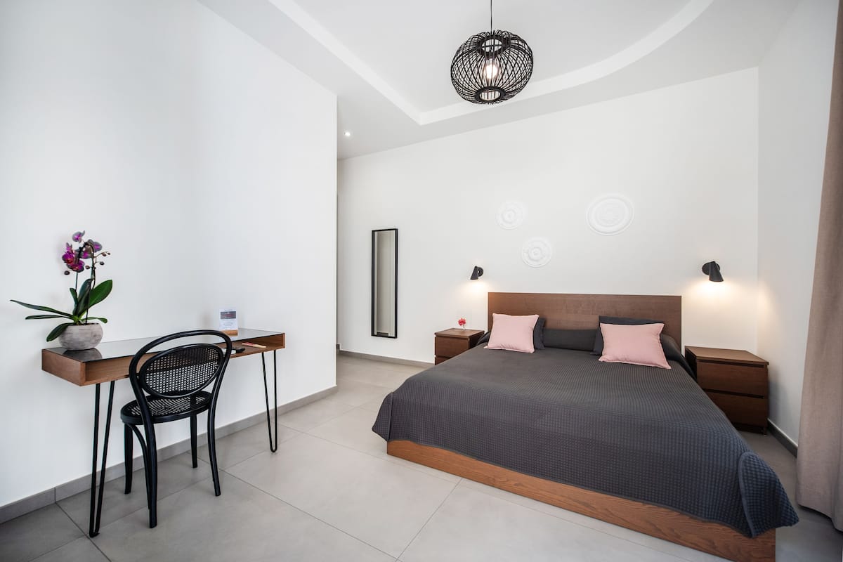 Economy tweepersoonskamer | Luxe beddengoed, donsdekens, een laptopwerkplek