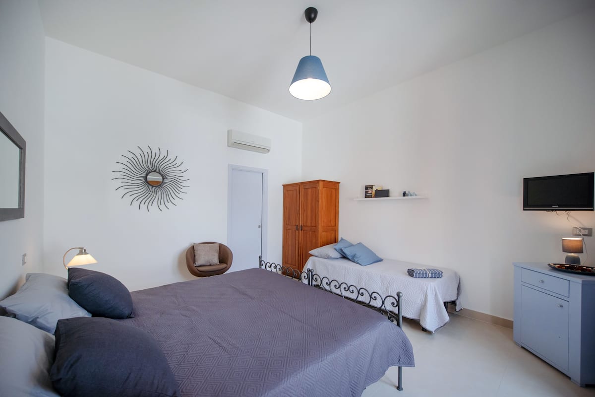 Klassieke driepersoonskamer | Luxe beddengoed, donsdekens, een laptopwerkplek