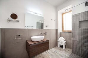 Kamar Double Ekonomi | Kamar mandi | Shower, pancuran hujan, pengering rambut, dan kloset