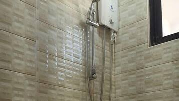 Regadera, amenidades de baño gratuitas, secadora de cabello, pantuflas