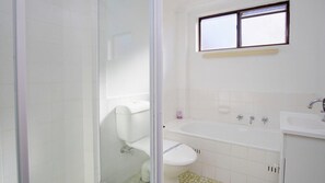 Bathtub - Seabreeze 6 - Opposite Tuncurry Bowling Club! (Tuncurry)