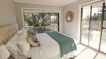 5 habitaciones y tabla de planchar con plancha