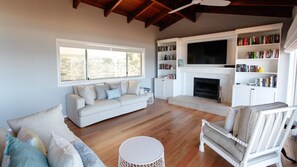 Smart TV, books - The view  - 49 Bunga St- Impressive beachfront home+ (BERMAGUI)