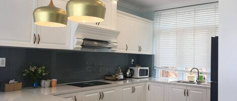 Micro-ondes, batterie de cuisine, vaisselle et ustensiles