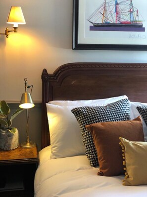 Premium bedding, individually decorated, individually furnished, desk - Admiral Hardy (London)