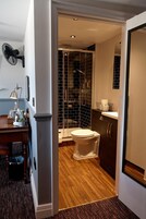 Produtos de toalete grátis, secador de cabelo, toalhas de banho 