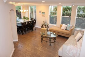 Een televisie en een open haard