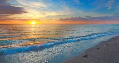 Lido Key Villa: Walk to Beach, Pool, St. Armands