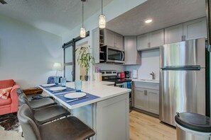 Fridge, microwave, oven, stovetop - Lido Key Villa! Walk to Beach, St. Armand's Circle, Heated Pool, & Perfect Location! (Sarasota)