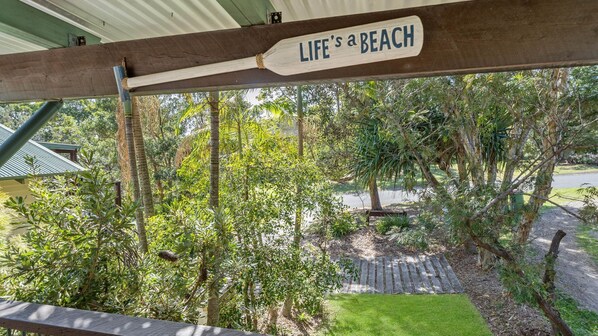 Property grounds - Dawn by Discover Stradbroke,  Budget and pet friendly. (Point Lookout)