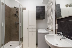 Departamento básico | Baño | Regadera, amenidades de baño gratuitas, secadora de cabello, toallas