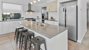 Kaffetrakter/tekoker, kjøleskap, mikrobølgeovn og ovn