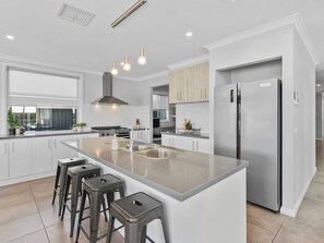 Fridge, microwave, oven, stovetop - Lake Resort on Black Bull (Yarrawonga)