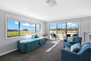 Televisión, chimenea, reproductor de DVD, oficina