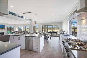 Fridge, microwave, oven, stovetop - Lake Resort on Black Bull (Yarrawonga)