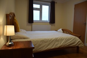 Skrivebord, blendingsgardiner, strykejern/-brett og wi-fi (inkludert)