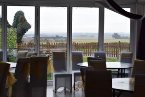 Outdoor banquet area - The Bell and Bottle (Maidenhead)